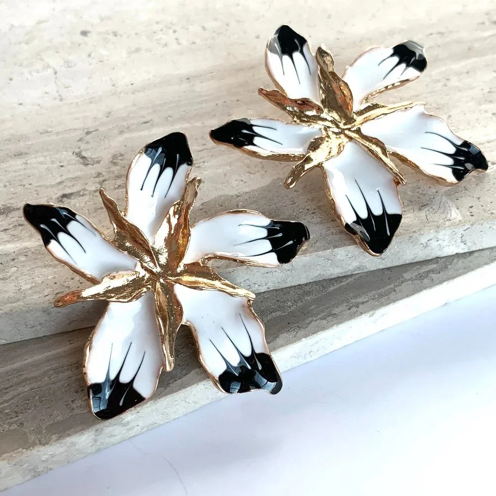 NEW ~ Anthropologie Black & White hand-painted Oversized Flower Earrings - Picture 4 of 8